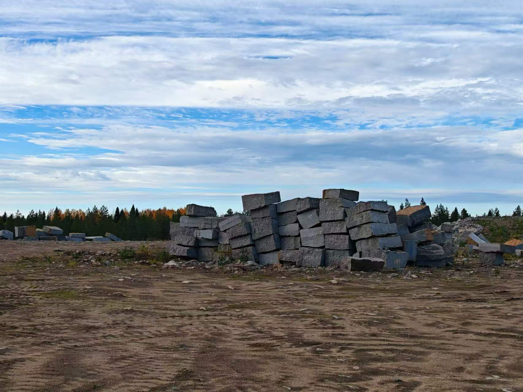 Luonnonkiven raakablokkeja varastokentällä