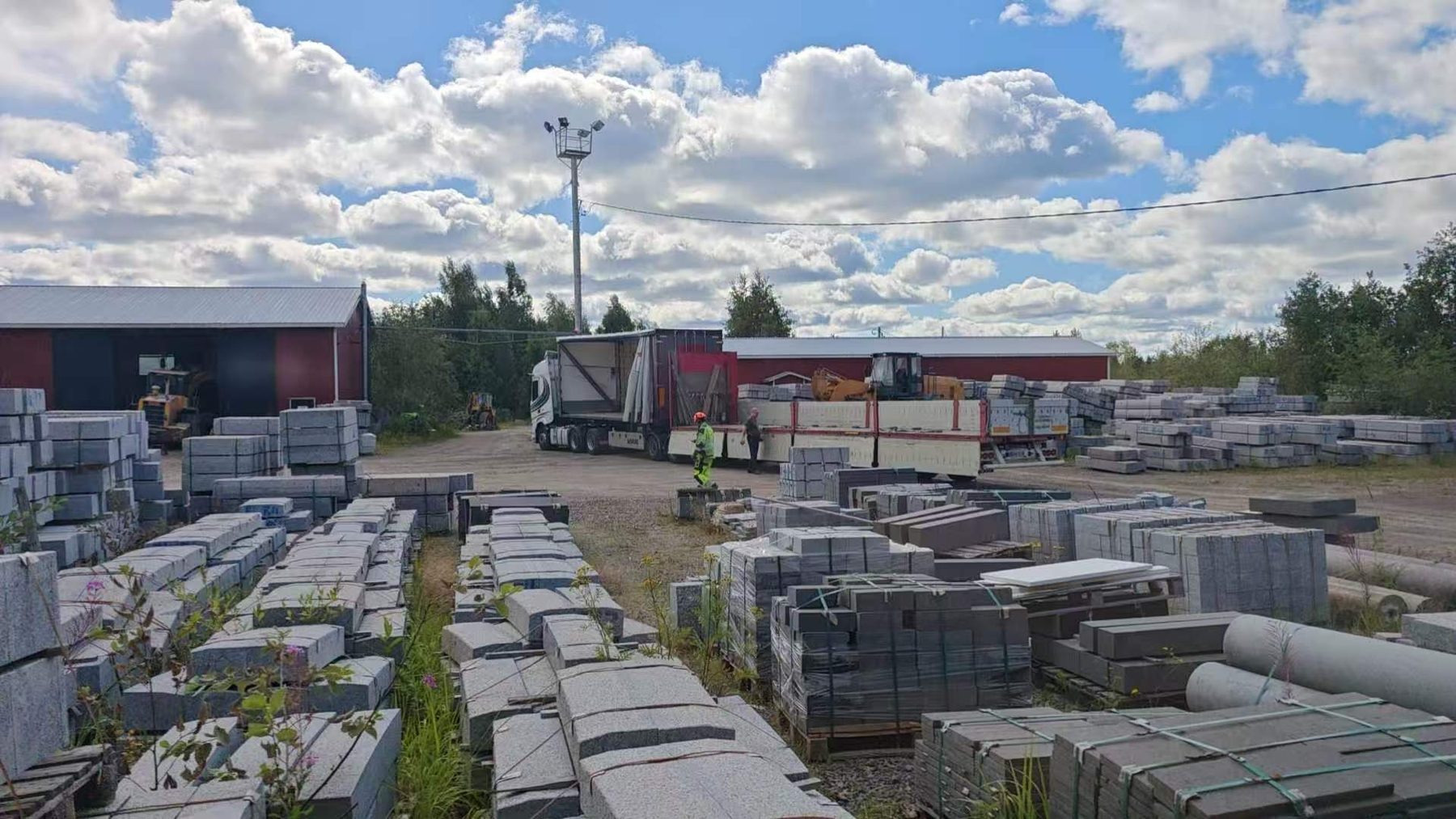 Kivituotteita ja toimitusten valmistelua Oulaisten tehdaspihalla