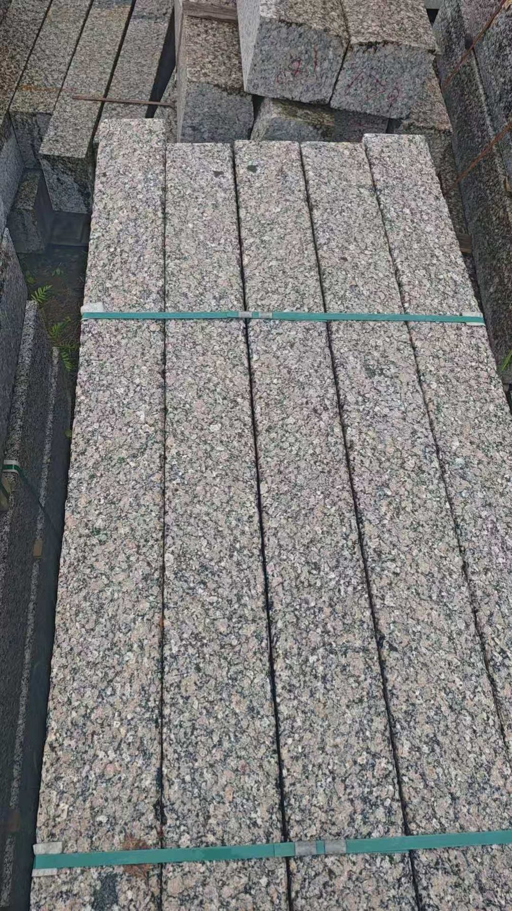 Reunakivien pintaa ja pakkausta